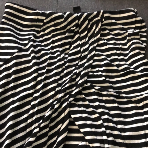 Midi cross slit detailing - Picture 2 of 3